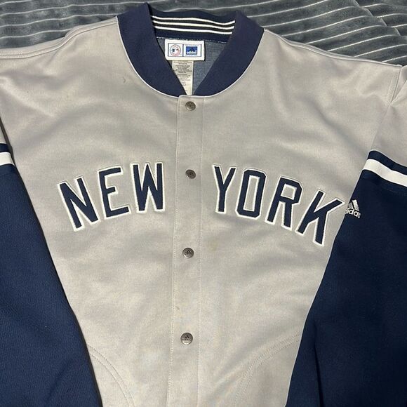 🔥⚾️ Vintage NY YANKEES ADIDAS Embroidered Snap Varsity Polyester Jacket - Sz L - Picture 2 of 16